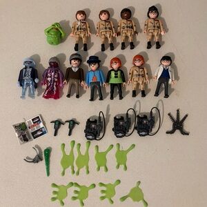 Ghostbusters lot includes figures, cars & firehouse